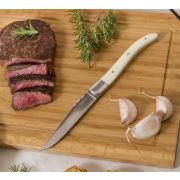 Нож для стейка 22,5 см с белой пластиковой ручкой
